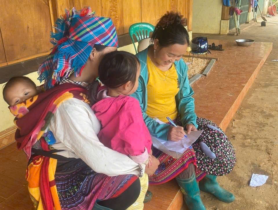 Những cộng tác viên dân số tuyên truyền về chính sách dân số, tình trạng tảo hôn cho đồng bào dân tộc trên địa bàn xã Mù Cang Chải