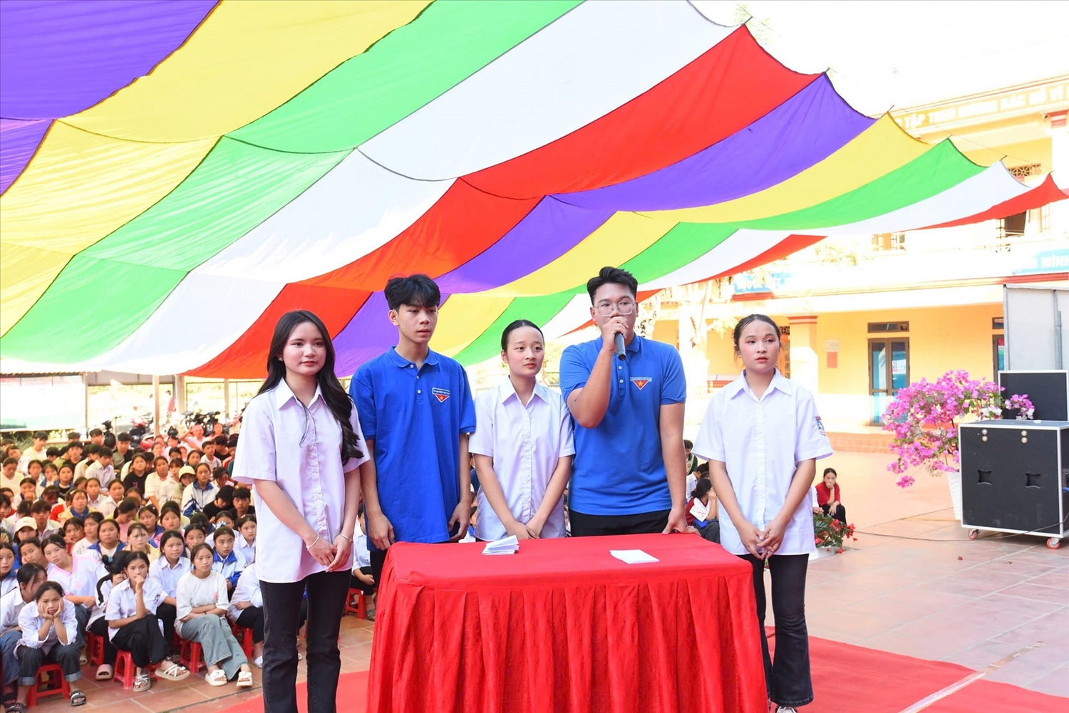 Các em học sinh Trường THPT Mù Cang Chải tìm hiểu về tảo hôn, hôn nhân cận huyết và sức khỏe sinh sản vị thành niên