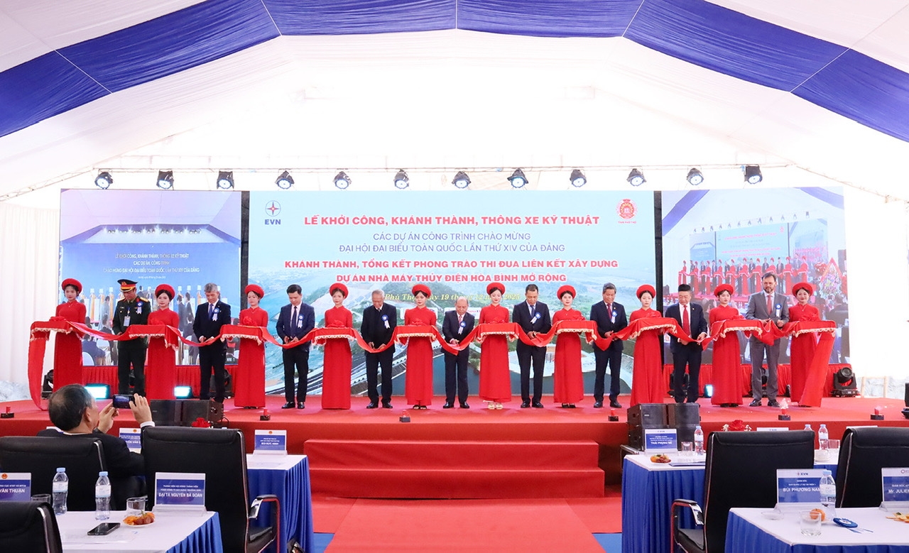 Các đại biểu cắt băng khánh thành Dự án Nhà máy Thủy điện Hòa Bình mở rộng