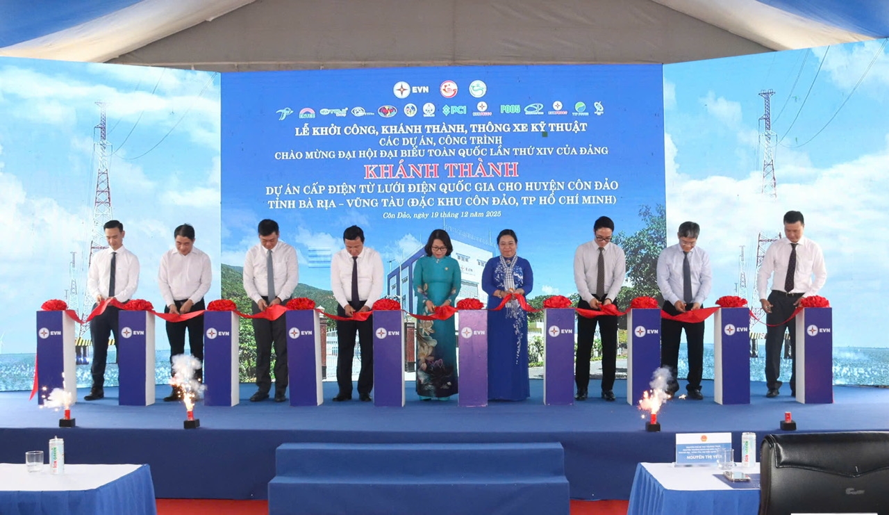 Các đại biểu cắt băng khánh thành Dự án cấp điện từ điện lưới Quốc gia cho huyện Côn Đảo tại đặc khu Côn Đảo