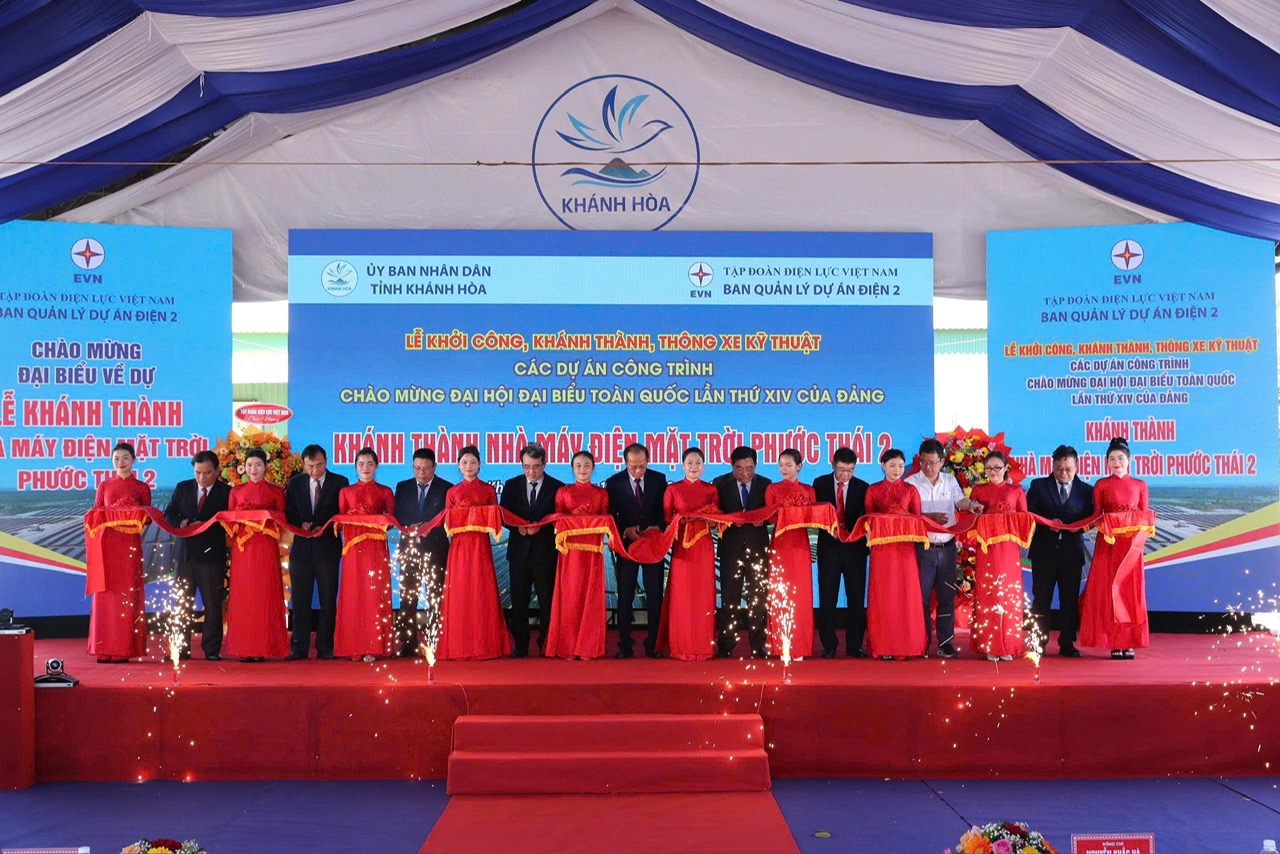 Các đại biểu cắt băng khánh thành Dự án Nhà máy Điện mặt trời Phước Thái 2