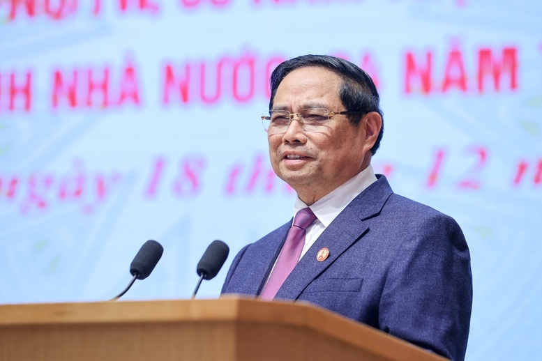 Phát biểu kết luận Hội nghị ""3 trong 1" chiều 18/12, Thủ tướng Phạm Minh Chính nêu rõ, muốn đất nước bắt kịp, tiến cùng và vượt lên, phát triển nhanh và bền vững, trở thành nước phát triển, có thu nhập cao thì không có con đường nào khác là đột phá phát triển khoa học công nghệ, đổi mới sáng tạo - Ảnh: VGP/Nhật Bắc