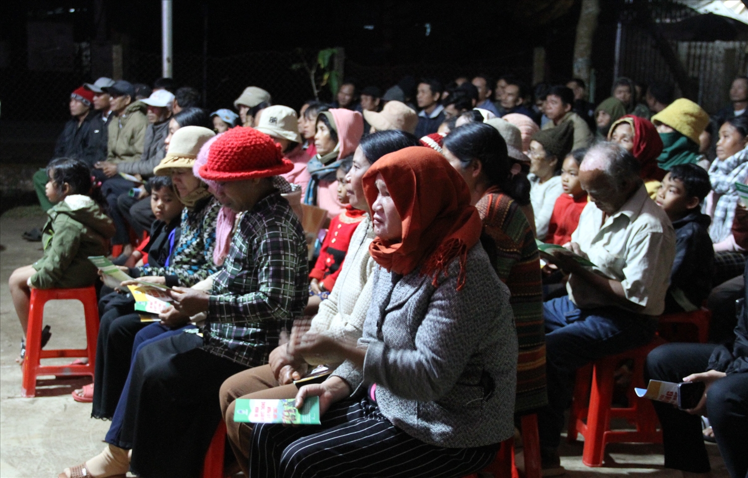 Đông đảo người dân buôn Ê Căm, xã Krông Ana đến nhà cộng đồng xem chiếu phim lưu động