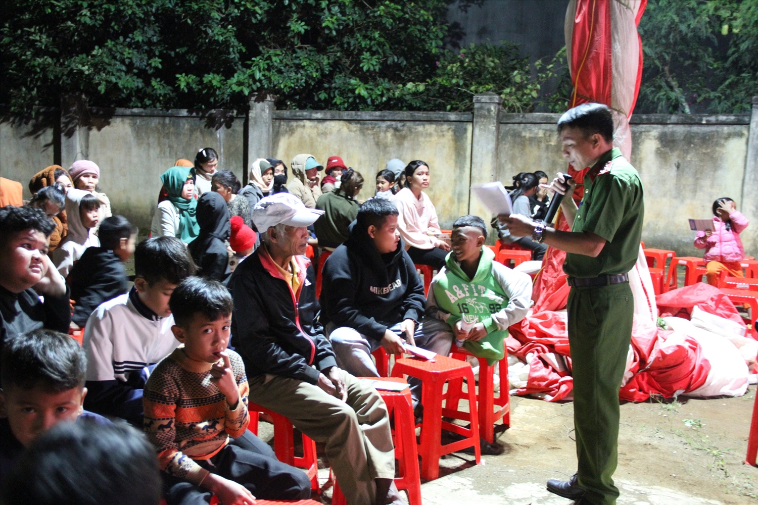 Không chỉ được xem chiếu phim, bà con còn được tuyên truyền phấp luật