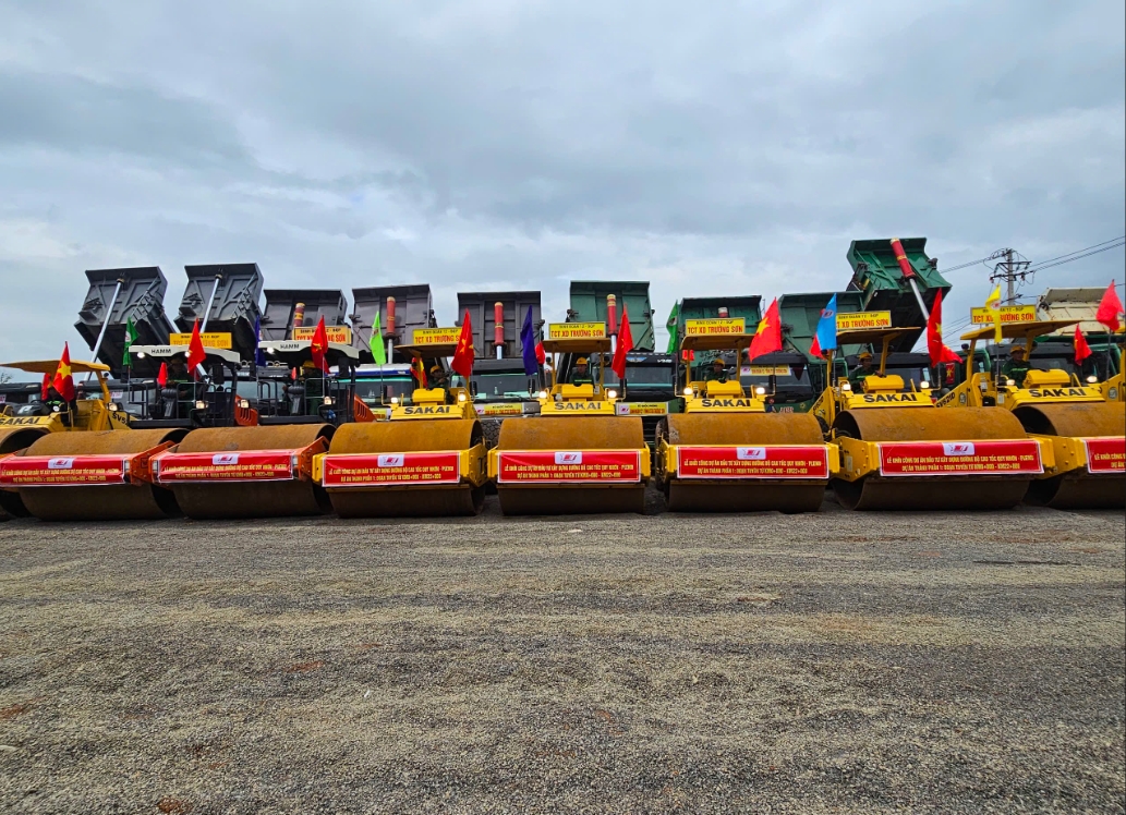 Các nhà thầu tập trung phương tiện, máy móc chuẩn bị thi công Dự án Đầu tư xây dựng đường bộ cao tốc Quy Nhơn - Pleiku. (Ảnh: T.N) 