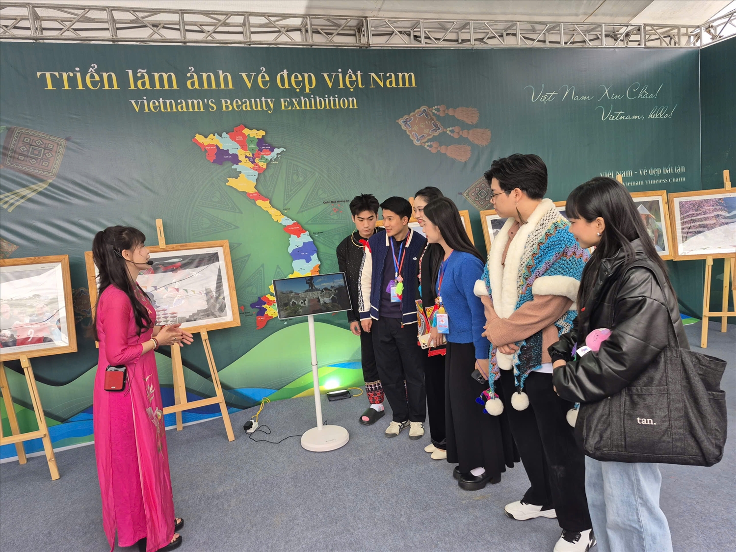 Trung tâm không gian trưng bày là pano bản đồ Việt Nam hình chữ S trên nền trống đồng, thể hiện chiều sâu lịch sử và sự thống nhất của đất nước.