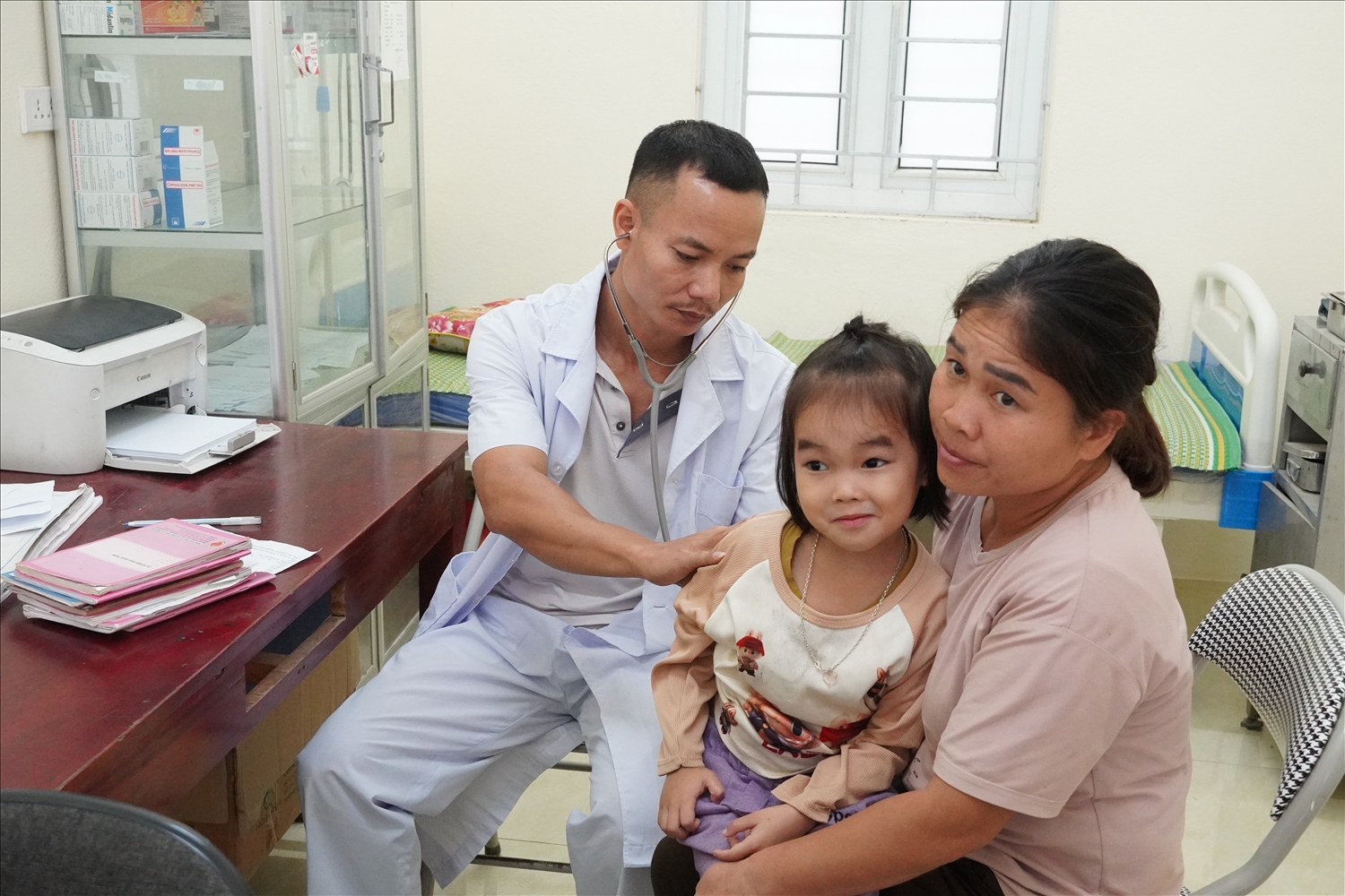 Cán bộ y tế xã Sơn Thủy luôn quan tâm chăm sóc sức khỏe cho trẻ em và tư vấn dinh dưỡng cho bà mẹ, trẻ em.