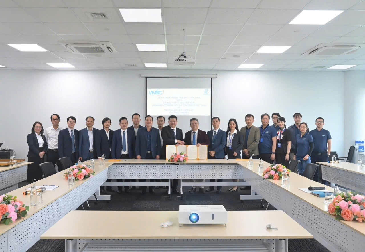 Lãnh đạo Trường Đại học Điện lực và lãnh đạo Trung tâm Vũ trụ Việt Nam cùng các đại biểu tham dự buổi ký kết hợp tác chụp ảnh lưu niệm