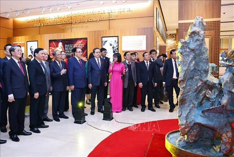 Chủ tịch Quốc hội Trần Thanh Mẫn, nguyên Tổng Bí thư Nông Đức Mạnh và đại biểu tham quan Bảo tàng Quốc hội Việt Nam - Ảnh: Doãn Tấn/TTXVN
