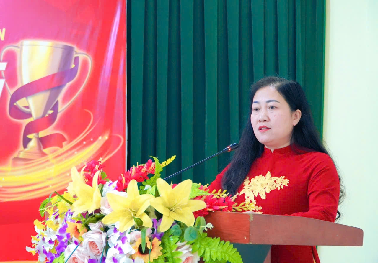 Bà Đỗ Thị Minh Hoa, Ủy viên Ban Thường vụ Tỉnh ủy, Trưởng ban Tuyên giáo và Dân vận Tỉnh ủy Thái Nguyên phát biểu tại buổi họp báo. ( Ảnh: Thế Toàn)