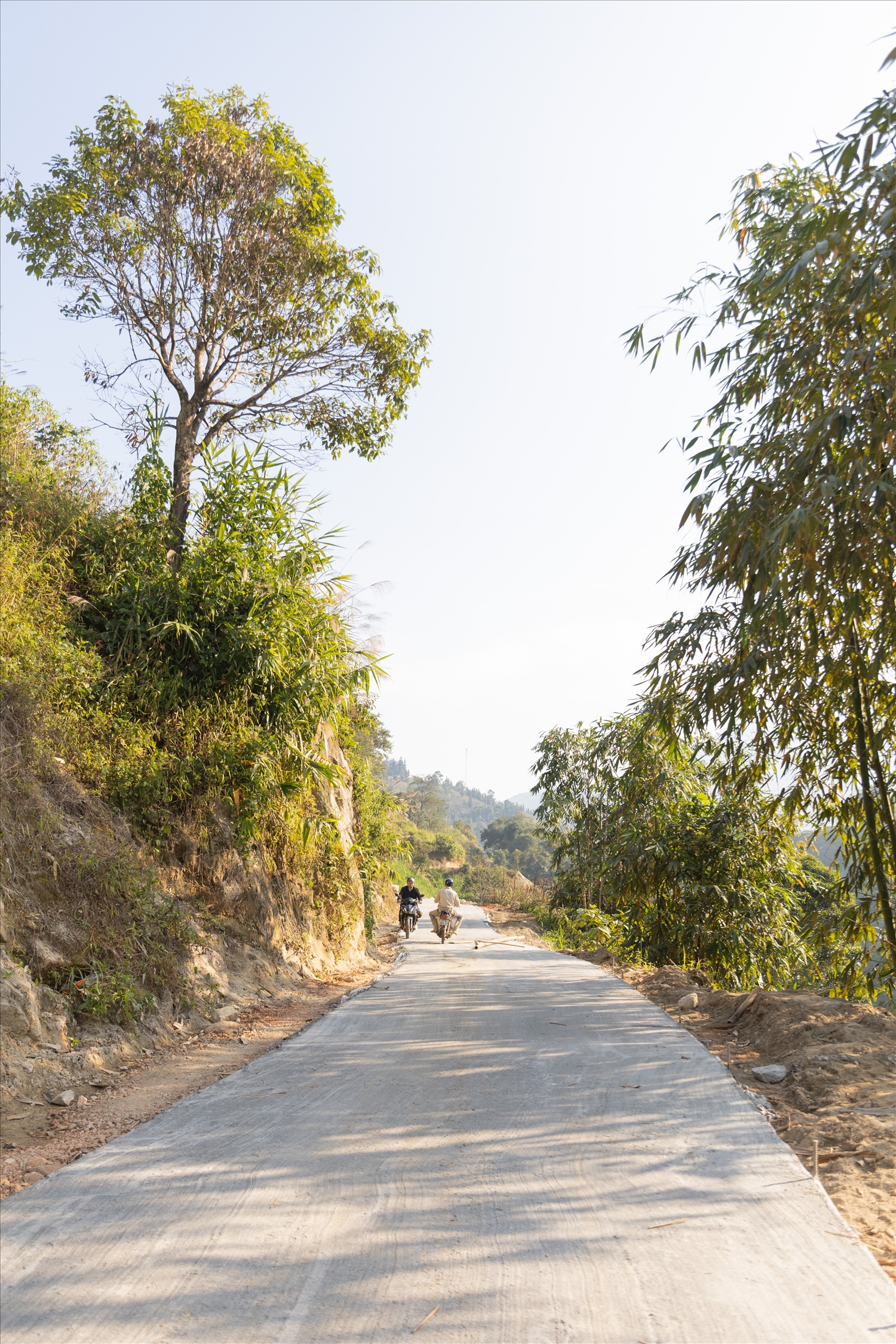 Hệ thống đường giao thông liên thôn được đầu tư từ nguồn lực các Chương trình MTQG đang là động lực thúc đẩy phát triển sinh kế cho đồng bào các DTTS tại Lao Chải