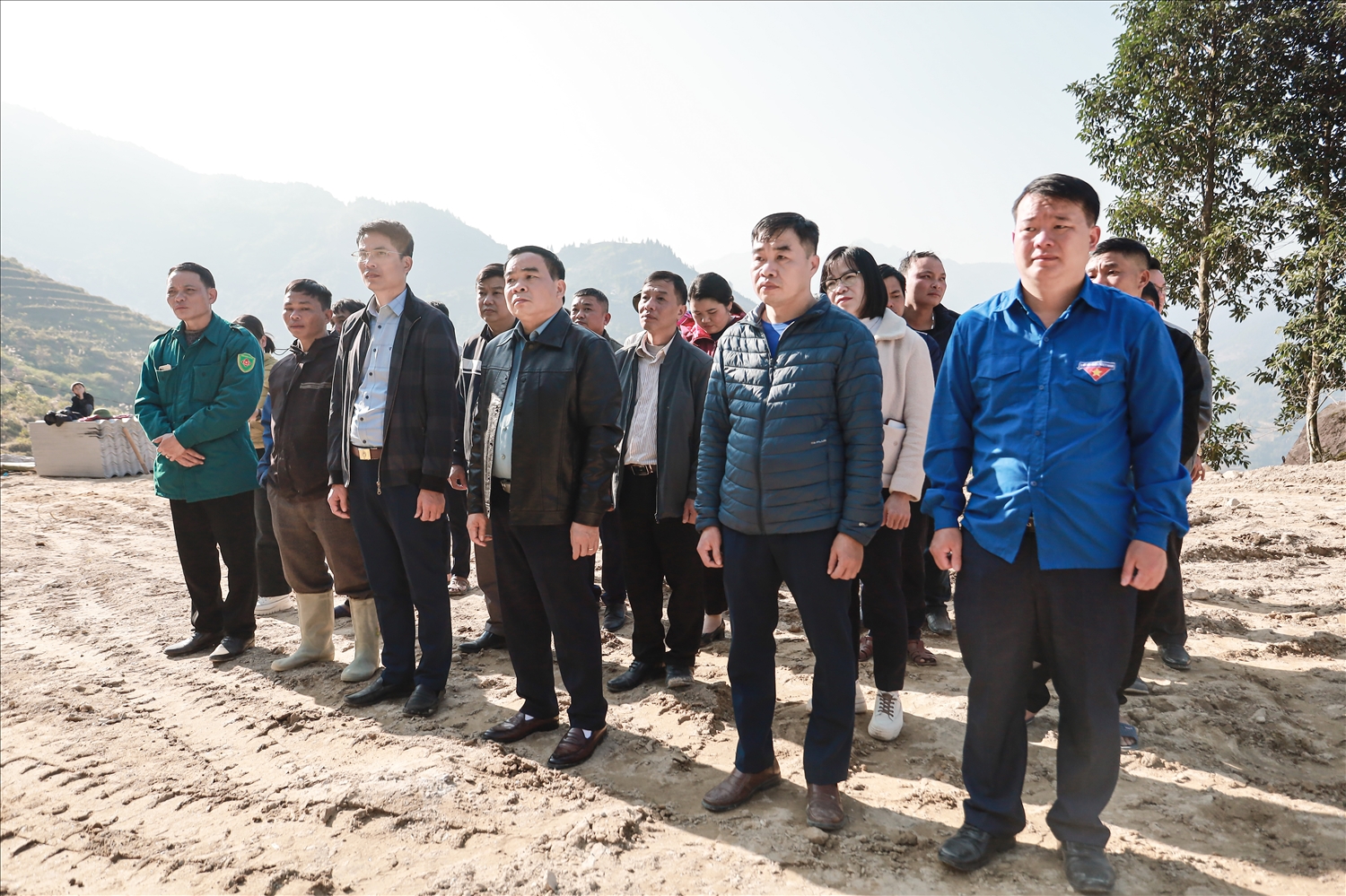 Bí thư Đảng ủy xã Lao Chải Lý Tiến Công (người đứng ở giữa hàng trên) cùng đoàn công tác của Đảng ủy xã Lao Chải dự Lễ khởi công ngôi nhà mới của anh Bồn Văn Giàng tại thôn Tả Ván. Trước đó ngôi nhà của anh Giàng đã bị hư hỏng bởi thiên tai