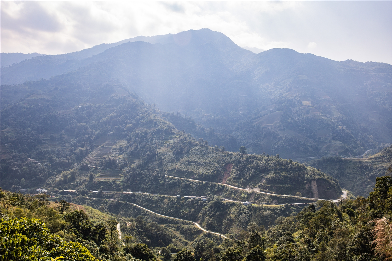 Hệ thống đường giao thông liên thôn tại xã Lao Chải được đầu tư, hoàn thiện từ nguồn vốn của 03 Chương trình MTQG trong giai đoạn 2021 - 2025