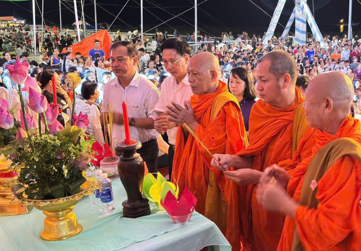 Ông Danh Phúc ( bìa trái), Giám đốc Sở Dân tộc và Tôn giáo tỉnh An Giang tham gia Lễ cúng trăng - một nghi lễ truyền thống của đồng bào Khmer 