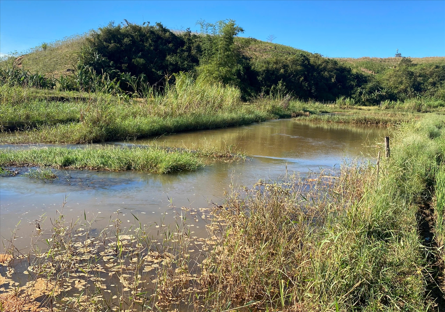 Thủy điện Đăk Bla 1 tích nước, vận hành làm ảnh hưởng đất lúa của 14 hộ dân là đồng bào DTTS, nhưng đến nay vẫn chưa bồi thường, hỗ trợ dù người dân đã nhiều lần kiến nghị. (Ảnh: Ngọc Chí)