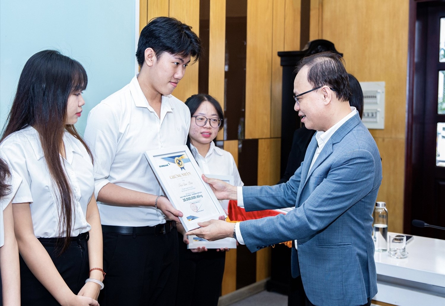 Ông Nguyễn Hồ Hoàng Vũ - Phó Tổng Giám đốc Eximbank trao học bổng cho sinh viên UEH trong chương trình “Eximbank - Phát triển tài năng năm 2025""