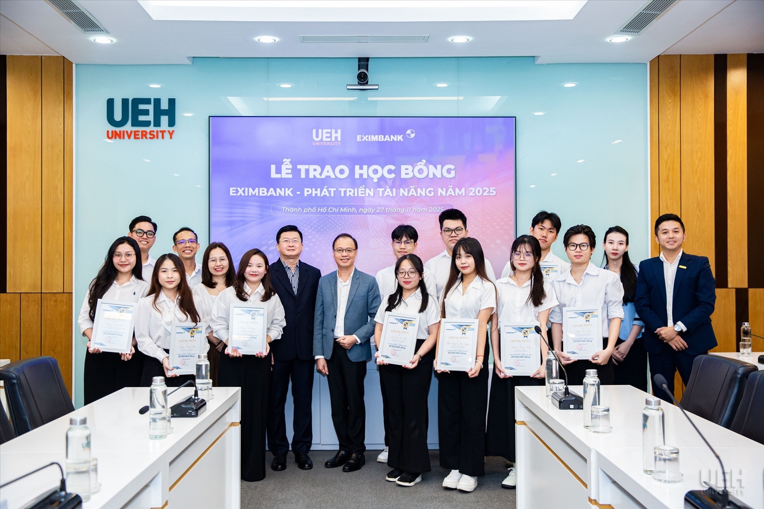 TS. Đinh Công Khải - Phó Giám đốc UEH phát biểu tại lễ trao học bổng, ghi nhận sự đồng hành của Eximbank trong hỗ trợ sinh viên