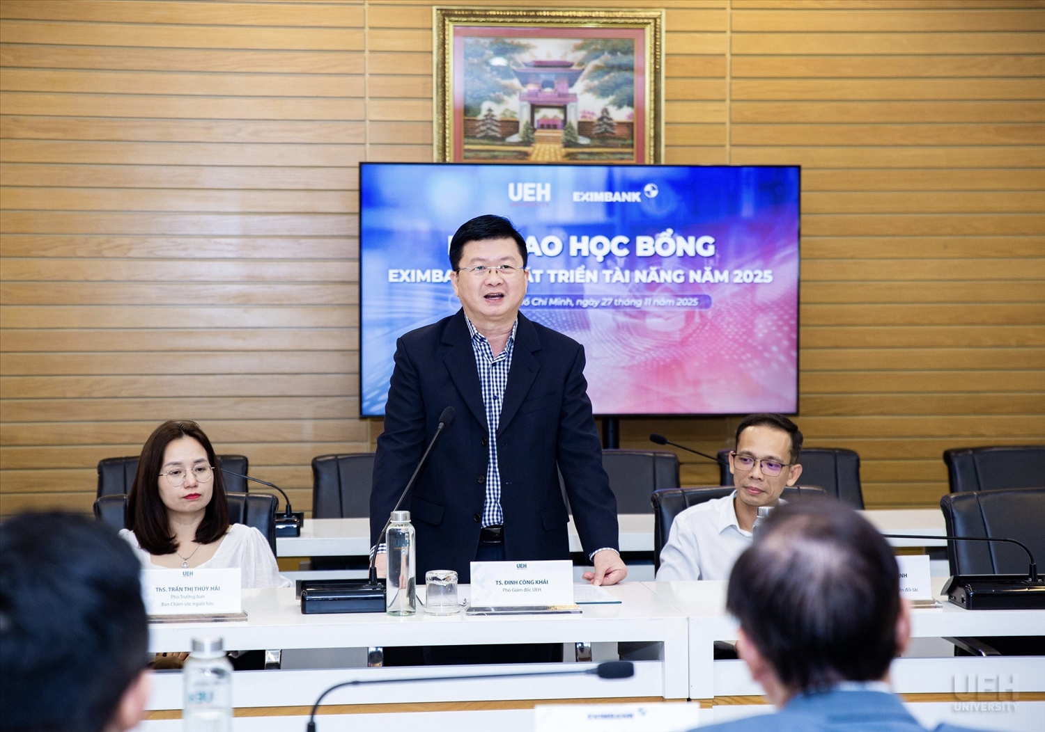 Sinh viên UEH nhận học bổng Eximbank, thể hiện sự nỗ lực trong học tập và tinh thần phấn đấu