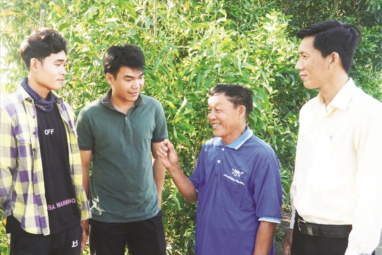 Ông Lý Văn Khô (thứ hai từ phải qua) là “cầu nối” hóa giải mâu thuẫn, thắt chặt tình đoàn kết trong ấp