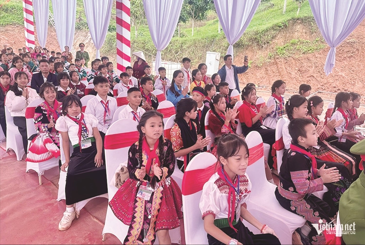 Niềm vui của các em học sinh DTTS tại Lễ khởi công. Ảnh: Lê Anh Dũng