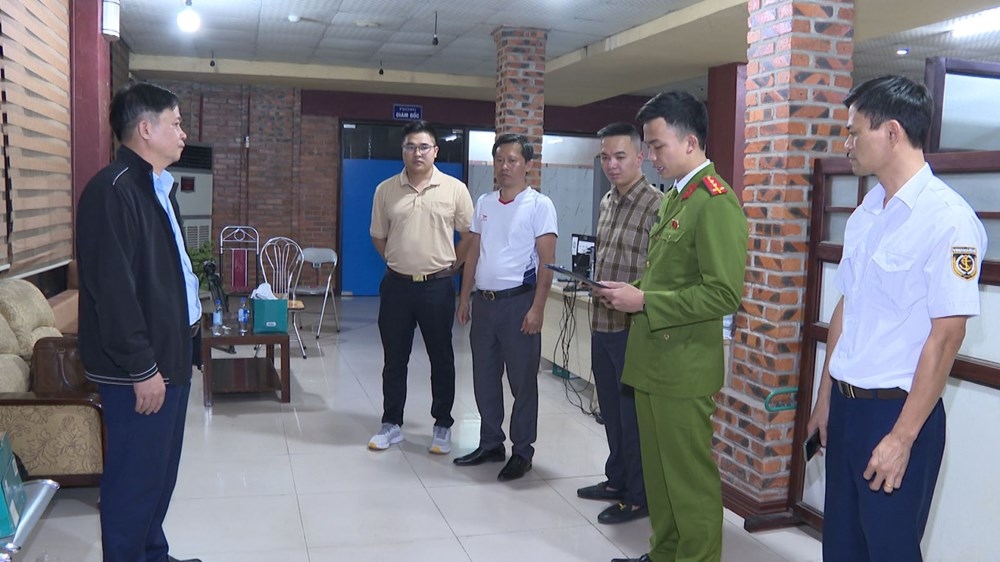 Cơ quan Cảnh sát điều tra Công an tỉnh Thanh Hóa thi hành lệnh khám xét nơi làm việc của ông Nguyễn Xuân Sơn, Phó Giám đốc phụ trách Cảng vụ Hàng hải Thanh Hóa. Ảnh: Công an Thanh Hoá