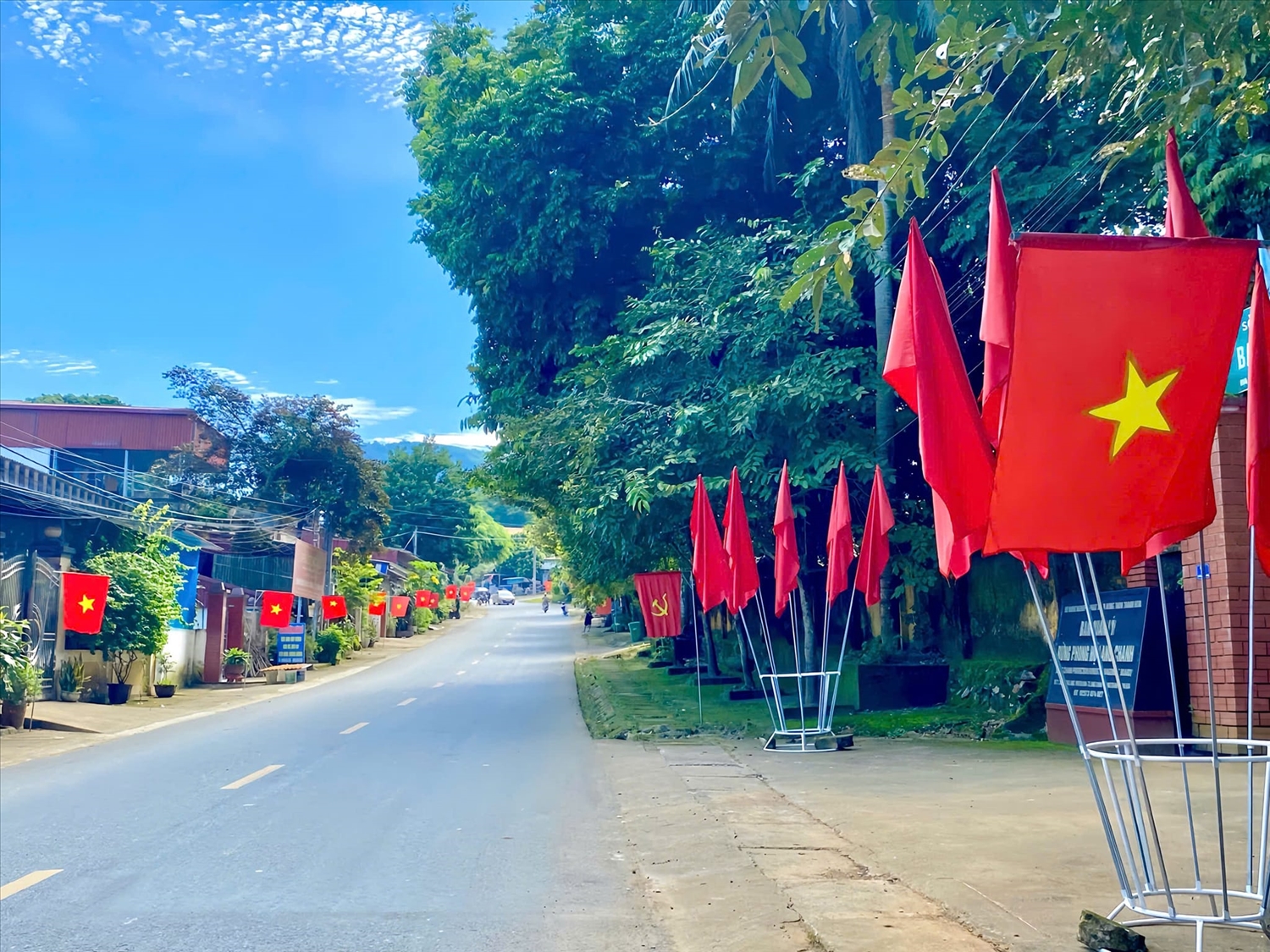 Xã Linh Sơn đẩy mạnh truyền thông cơ sở, xây dựng cảnh quan tuyên truyền trực quan sinh động, góp phần đưa chủ trương, chính sách đến gần người dân, từng bước giảm nghèo về thông tin