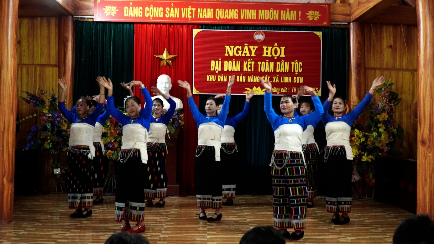 Hoạt động văn hóa, văn nghệ quần chúng góp phần bồi dưỡng kỹ năng, phát huy vai trò của đội ngũ làm công tác thông tin, tuyên truyền ở cơ sở xã Linh Sơn.