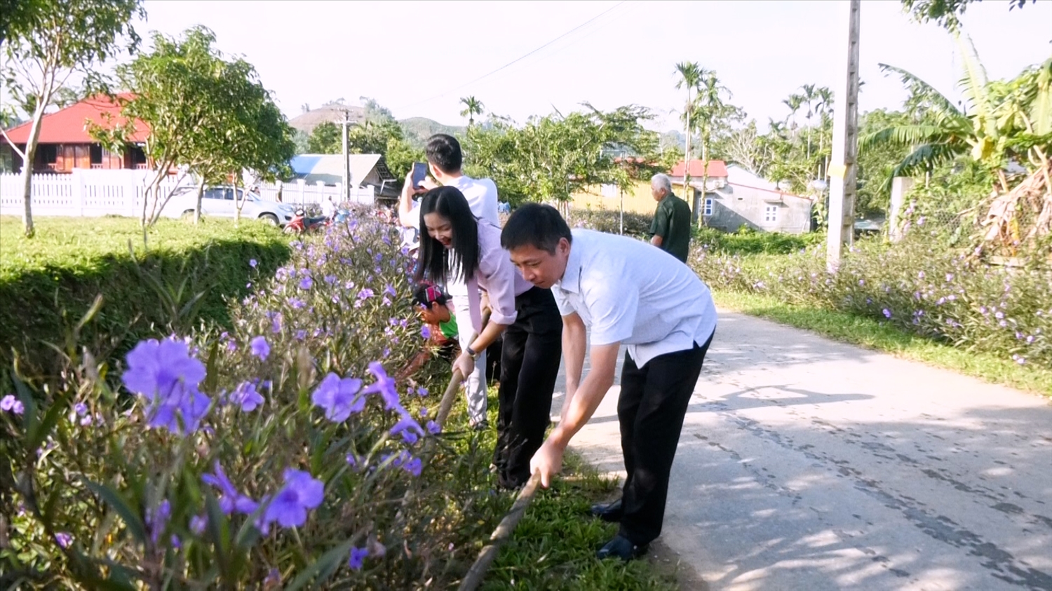 Cán bộ và người dân Linh Sơn chung tay vệ sinh môi trường, xây dựng nông thôn xanh – sạch – đẹp.