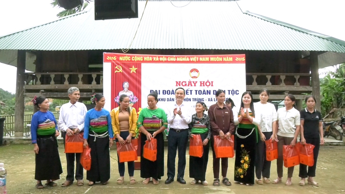 Lãnh đạo UBND xã Linh Sơn ghi nhận, biểu dương kết quả cán bộ và Nhân dân thôn Trùng đã đạt được