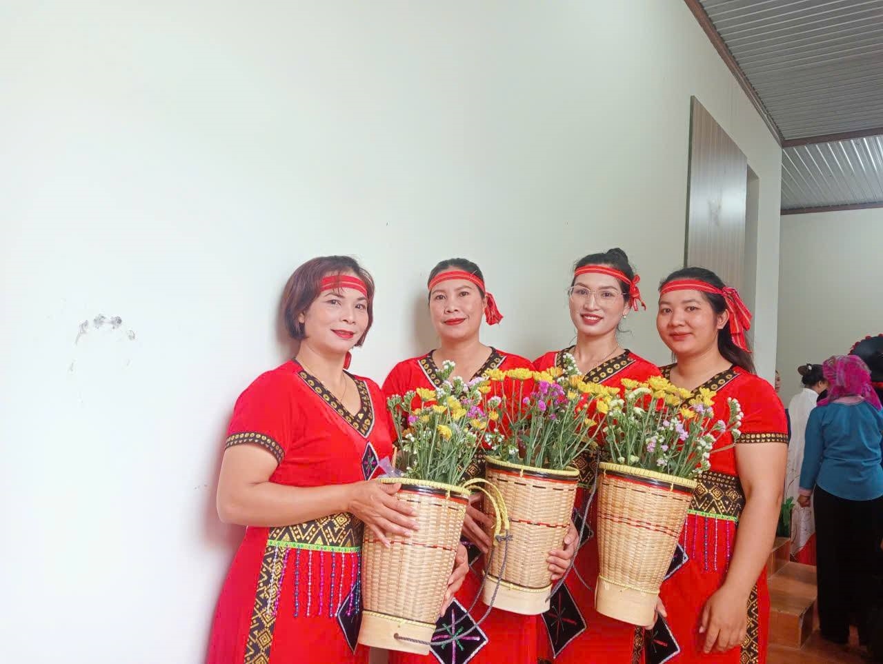 Vừa là cán bộ, vừa là Người có uy tín trong cộng đồng, chị K’ Xuân (người ngoài cùng bên trái) đã tích cực đưa giúp các chủ trương, chính sách của Đảng và Nhà nước đi vào cuộc sống một cách tự nhiên.