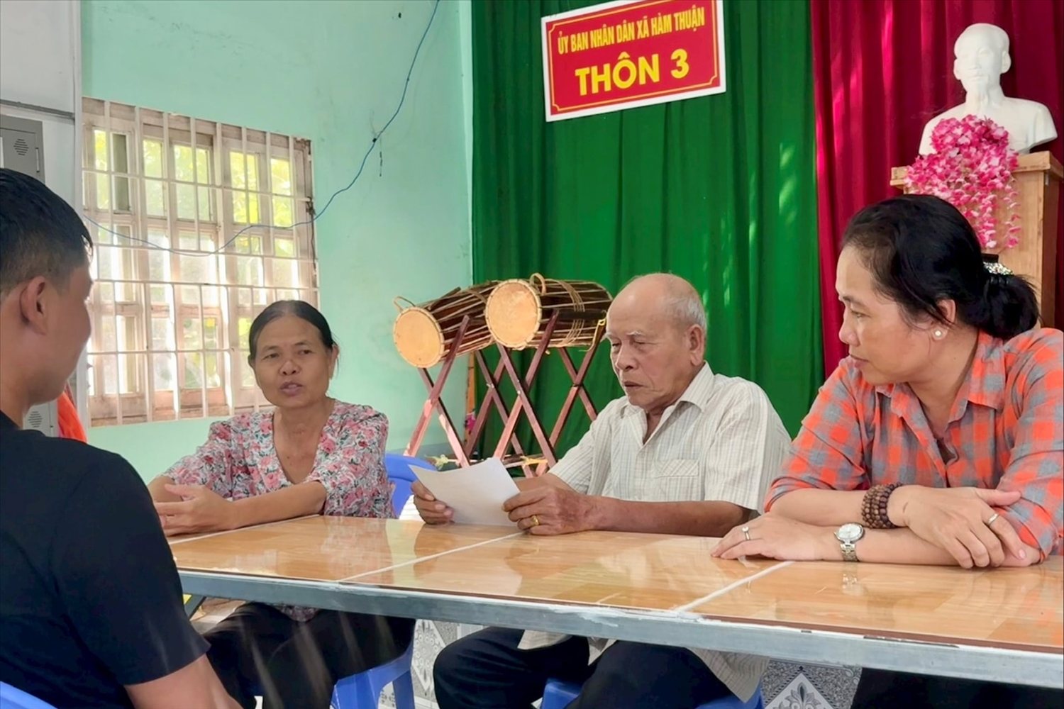 Ông Thông Khói trao đổi với người dân về các chương trình, dự án được triển khai tại địa phương