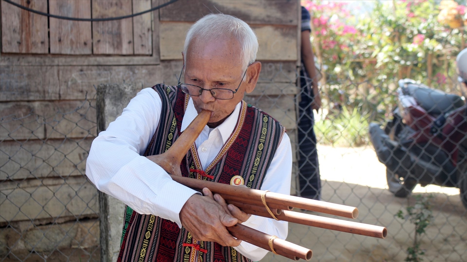 Nghệ nhân Liêng Hót Ha Chong trình diễn khèn bầu