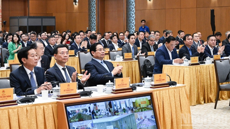 Thủ tướng Chính phủ Phạm Minh Chính và các đồng chí lãnh đạo, đại biểu tham dự Diễn đàn quốc gia phát triển kinh tế số và xã hội số lần thứ III. (Ảnh: Trần Hải)