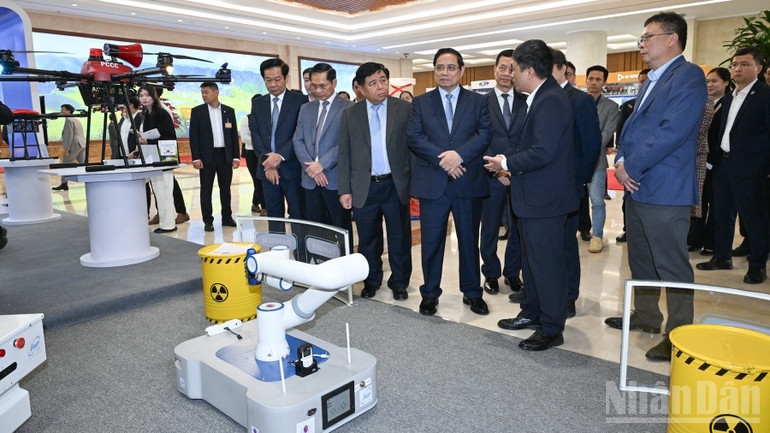 Thủ tướng Phạm Minh Chính tham quan gian trưng bày các sản phẩm đổi mới sáng tạo. (Ảnh: Trần Hải)