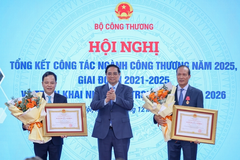 Thay mặt lãnh đạo Đảng, Nhà nước, Thủ tướng trao các phần thưởng cao quý cho các tập thể, cá nhân có thành tích xuất sắc - Ảnh: VGP/Nhật Bắc