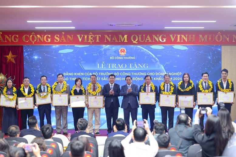 Thay mặt lãnh đạo Đảng, Nhà nước, Thủ tướng trao các phần thưởng cao quý cho các tập thể, cá nhân có thành tích xuất sắc - Ảnh: VGP/Nhật Bắc