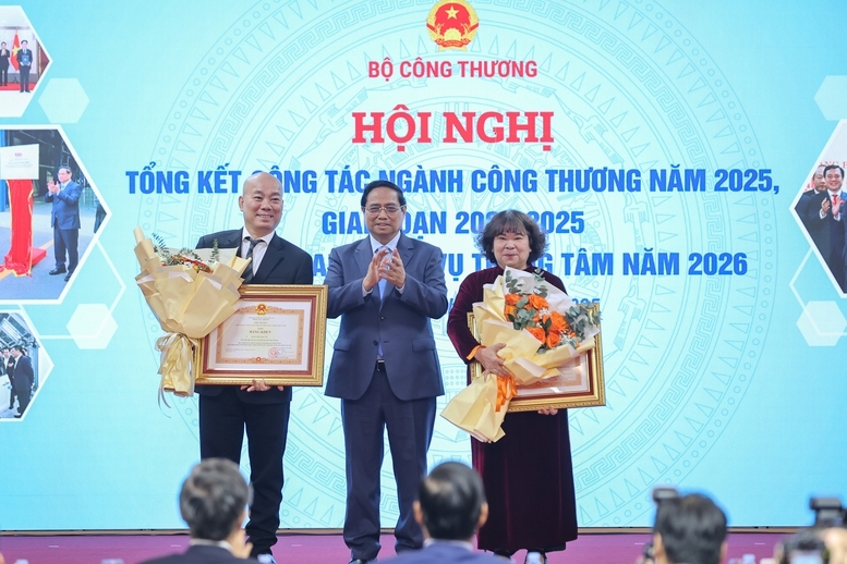 Thay mặt lãnh đạo Đảng, Nhà nước, Thủ tướng trao các phần thưởng cao quý cho các tập thể, cá nhân có thành tích xuất sắc - Ảnh: VGP/Nhật Bắc
