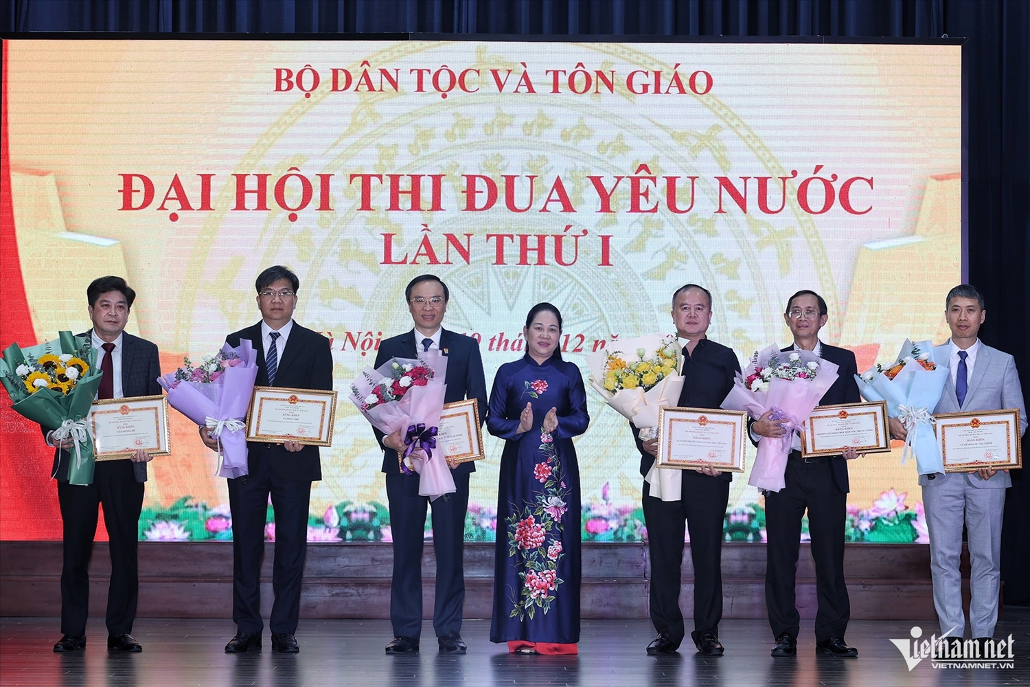 Thứ trưởng Nông Thị Hà trao tặng Bằng khen của Bộ trưởng Bộ Dân tộc và Tôn giáo cho 6 tập thể có thành tích xuất sắc trong công tác dân tộc và tôn giáo giai đoạn 2021-2025