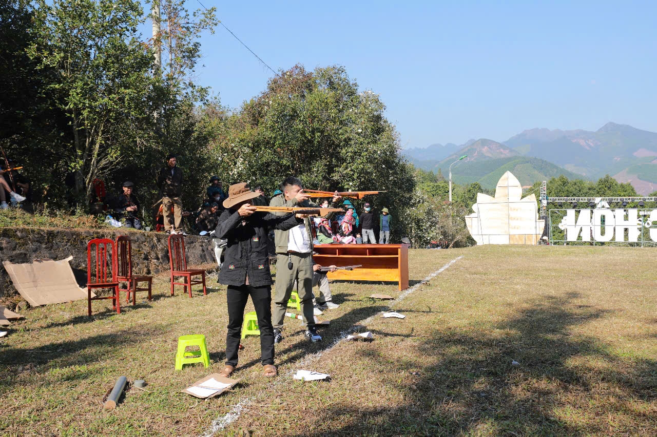 Phần thi bắn nỏ diễn ra trong khuôn khổ Hội hoa Sở 2025