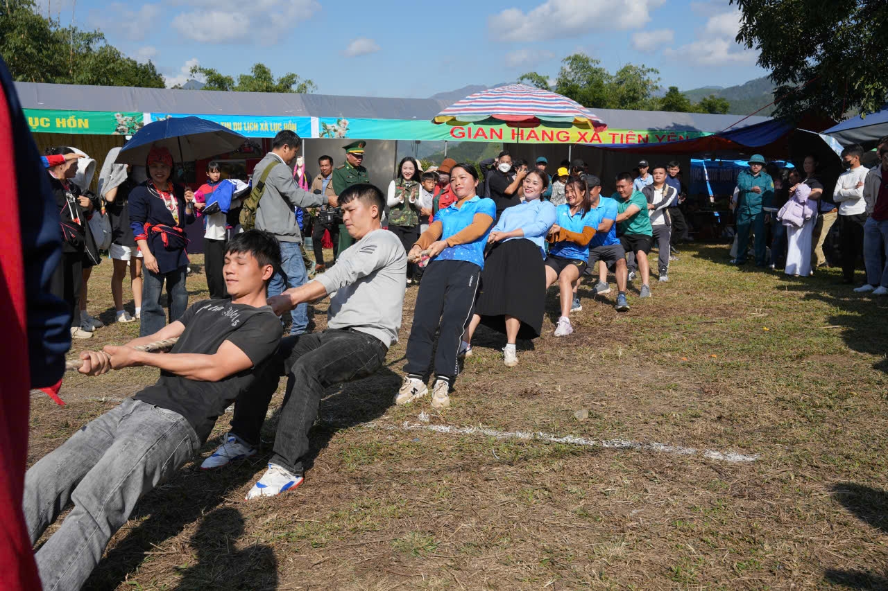 Phần thi kéo co thu hút nhiều người dân và khách du lịch tham gia hưởng ứng