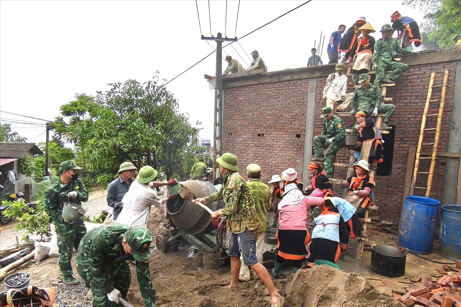 Cán bộ, chiến sỹ Biên phòng Lai Châu giúp người dân vùng biên giới xóa nhà tạm