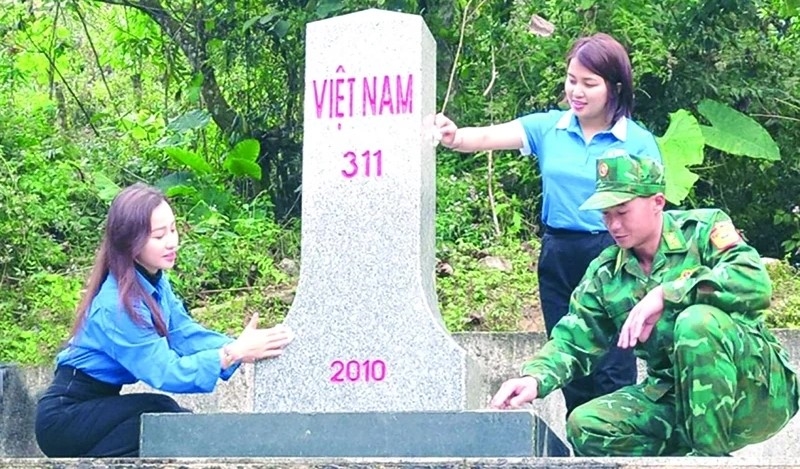 Đội Thanh niên xung kích bảo vệ đường biên, cột mốc” xã Nhi Sơn kiểm tra, vệ sinh cột mốc.