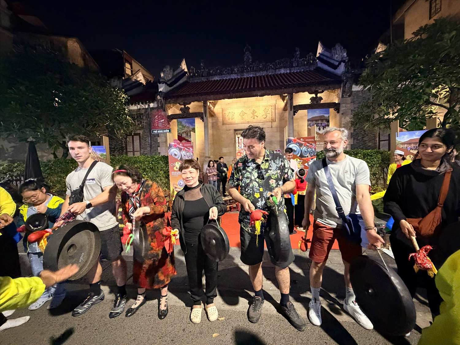 Khách du lịch quốc tế hào hứng thử gõ Chiêng Mường