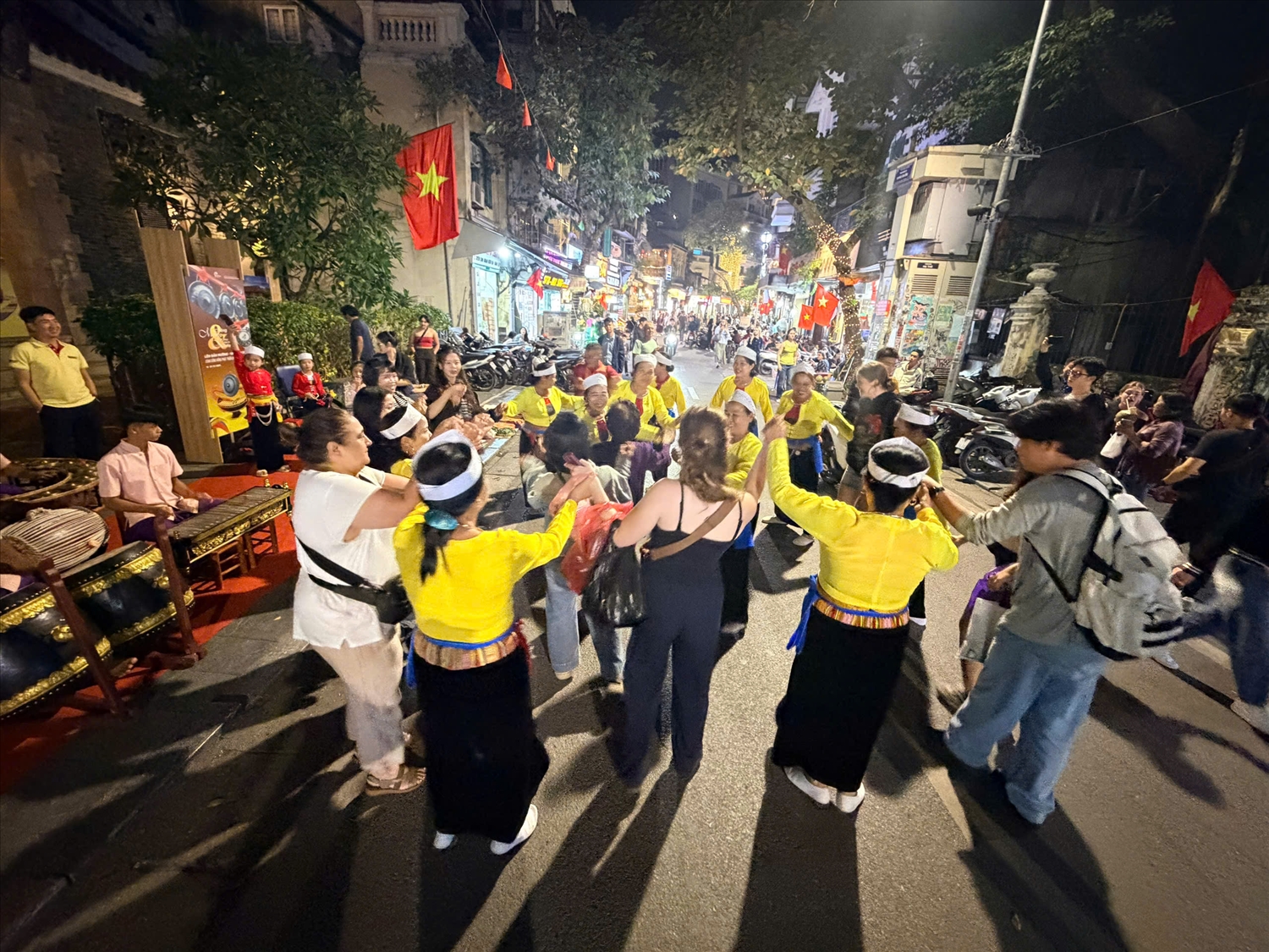 Các nghệ nhân Chiêng Mường cùng khách du lịch hòa nhịp với nhạc Ngũ âm Khmer