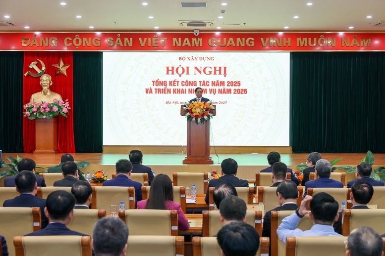 Thủ tướng Chính phủ Phạm Minh Chính dự Hội nghị tổng kết công tác năm 2025 và triển khai nhiệm vụ năm 2026 của Bộ Xây dựng - Ảnh: VGP/Nhật Bắc