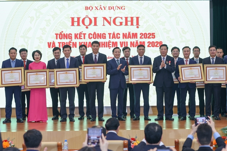 Phó Thủ tướng Trần Hồng Hà và Bộ trưởng Bộ Xây dựng Trần Hồng Minh trao Bằng khen của Thủ tướng Chính phủ cho các tập thể, cá nhân - Ảnh: VGP/Nhật Bắc