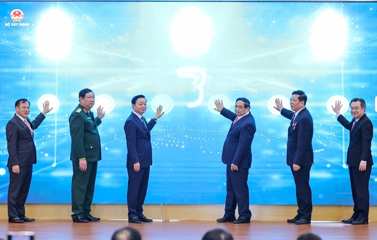 Thủ tướng Chính phủ và các đại biểu thực hiện nghi thức khởi động vận hành các hệ thống công nghệ thông tin của Bộ Xây dựng - Ảnh: VGP/Nhật Bắc