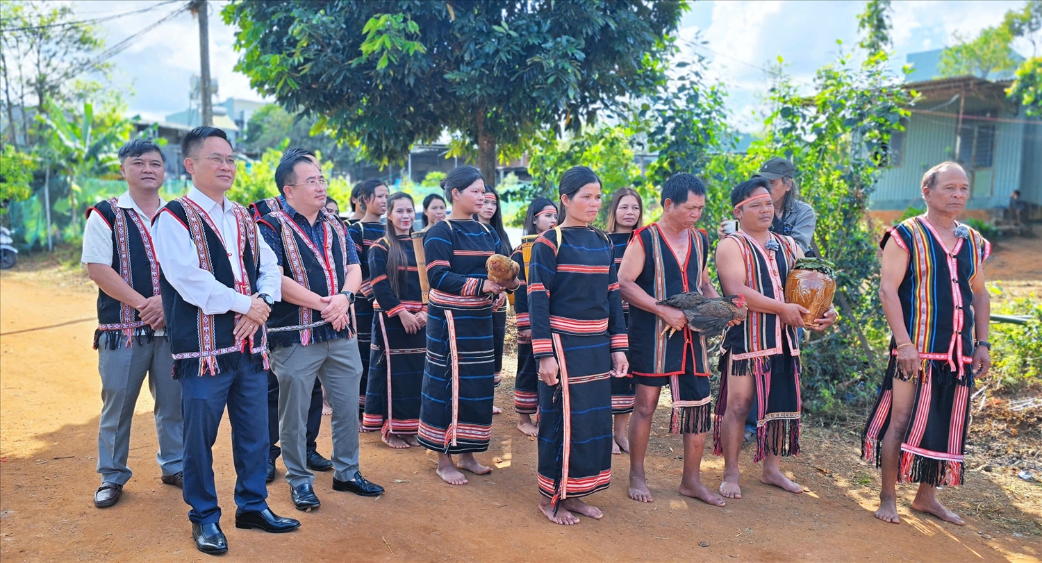 Nhà trai mang theo lễ vật để trao cho nhà gái