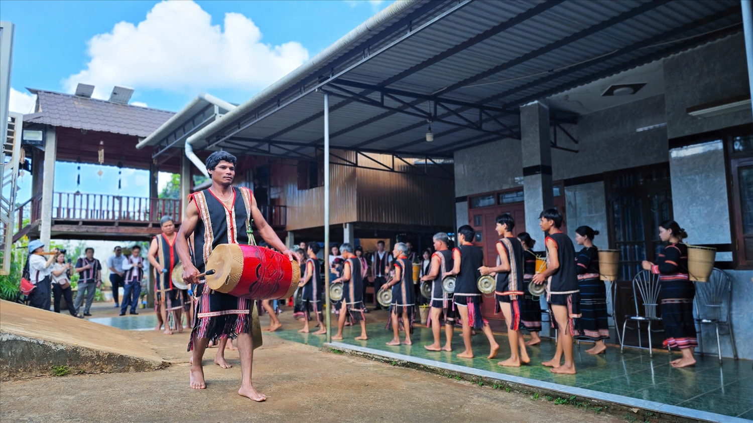 Sau phần lễ trang trọng, dân làng tấu lên những bài chiêng rộn ràng