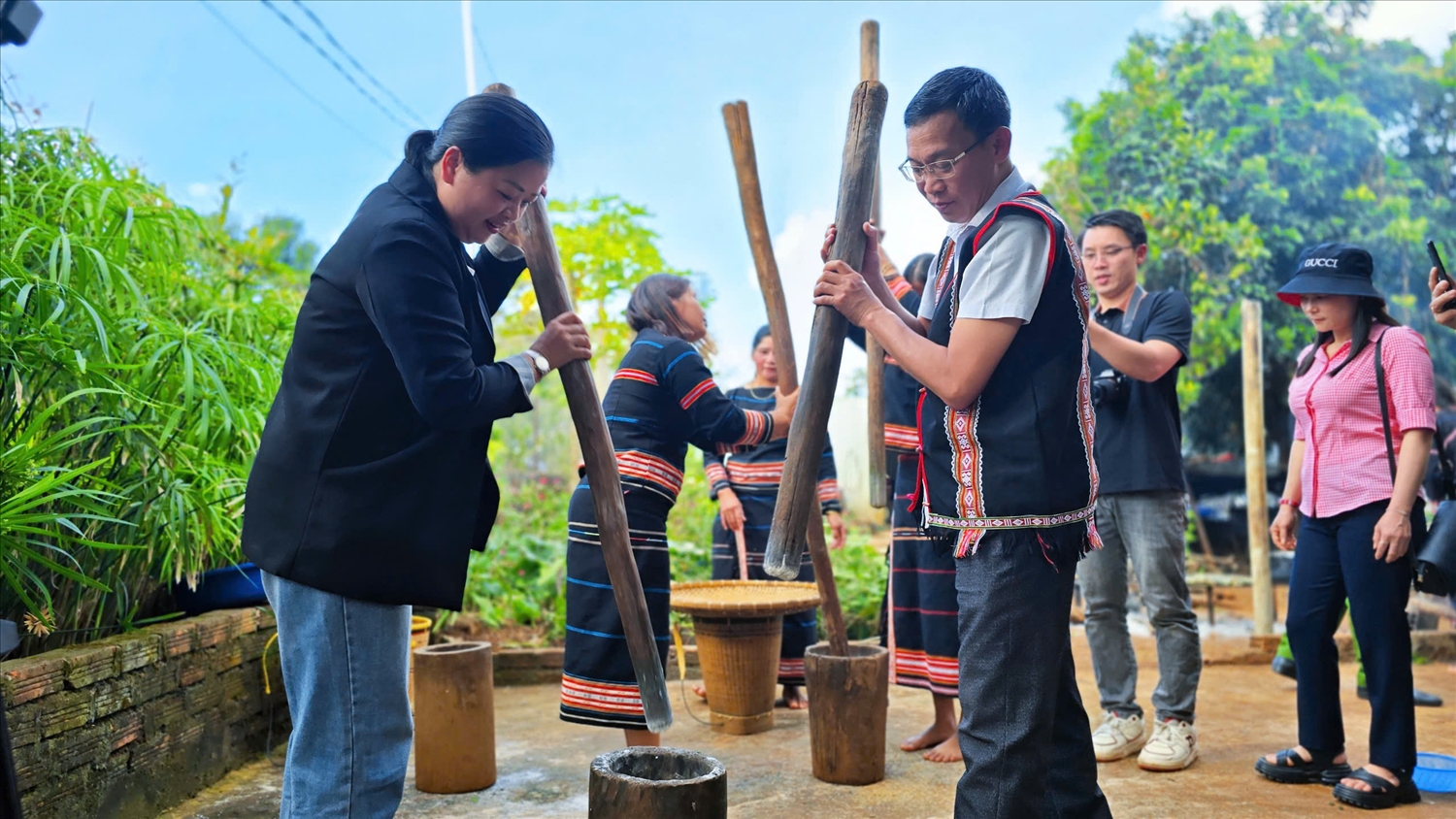 Trải nghiệm giã gạo chày đôi của đồng bào Gia Rai